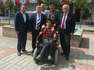 Gurbetçilerden engelli gence akülü araç
