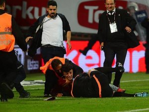 Trabzon taraftarı sahaya indi, maç iptal oldu