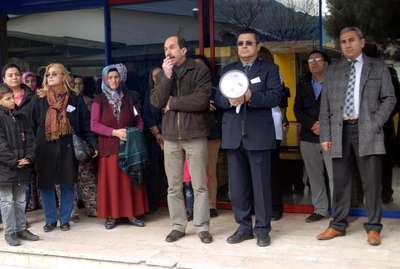 Tıp öğrencileri siyahlara büründü, mum yakıp isyan etti