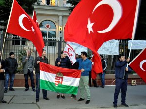 Türkler Büyükelçilik önünde nöbette