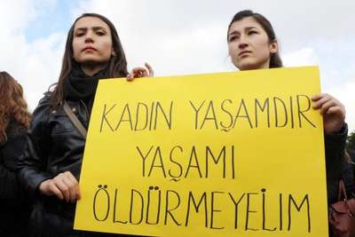 CHP'li kadınlardan siyah bantlı Özgecan eylemi