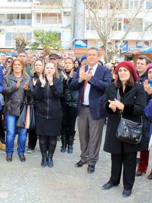 Dikili'de Özgecan cinayeti kınandı