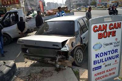 Hasta taşıyan ambulans kavşakta otomobile çarptı