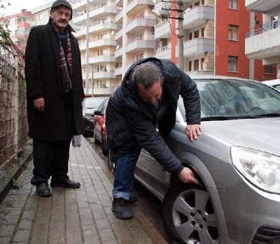 İzmit'te 20'ye yakın aracın lastikleri kesilerek patlatıldı