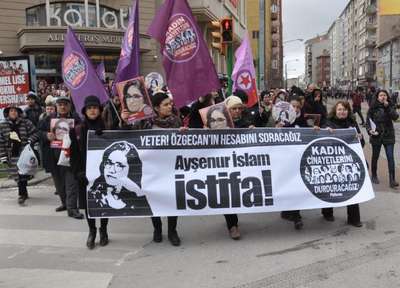 Eskişehir'de 200 kadın, Özgecan için yürüdü