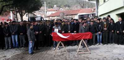 Edirne'de intihar eden erin cenazesi Bergama'da toprağa verildi