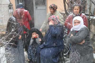 Komşusunu yanmaktan kurtardı