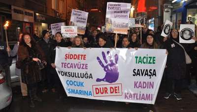 Kadın cinayetlerinin son bulması için gökyüzüne dilek feneri bıraktılar