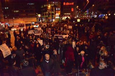 Bursa'da 5 bin kadın Özgecan için yürüdü