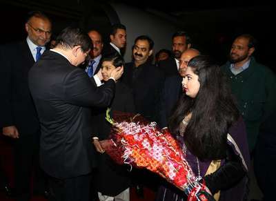 Başbakan Davutoğlu, Pakistan'da resmi törenle karşılandı