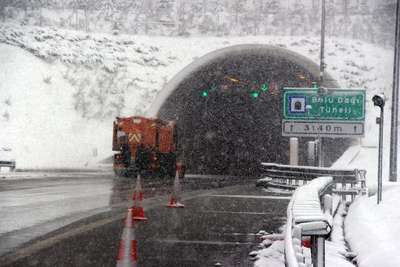 Bolu Dağı'nda yoğun kar yağışı ulaşımı etkiliyor