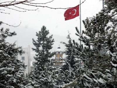 Kar pazara yağdı, köylü satış yapamadı