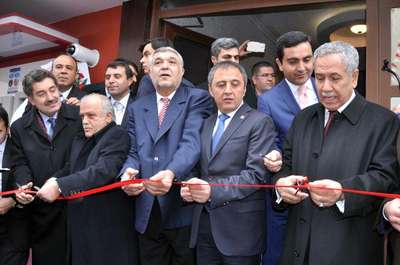 BAŞBAKAN YARDIMCISI ARINÇ, AHİ PİLAVI DAĞITTI  (2)