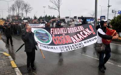 Fındıklı’da, HES toplantısına yetkililerin gelmemesine horonlu protesto