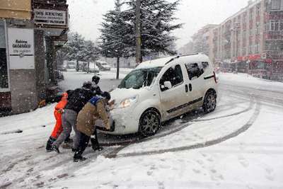 Bolu Dağı'nda yoğun kar yağışı ulaşımı etkiliyor (2)