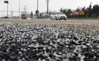 Kocaeli'nde Aniden başlayan dolu sürücülere zor anlar yaşattı