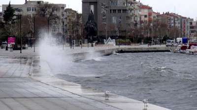 Çanakkale'de poyraz deniz ulaşımını olumsuz etkiliyor