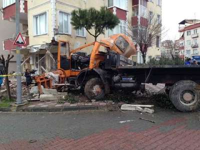 Büyükçekmece'de kar küreme aracı binaya çarptı:1 ölü, 1 yaralı (1)