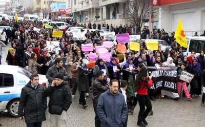 Siverek'te DBP'li kadınlardan Özgecan yürüyüşü