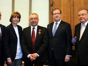 Almanya'dan Türk iş adamına liyakat nişanı