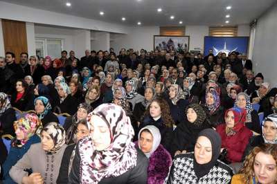 Elazığlı kadın aday adayından miting gibi başvuru