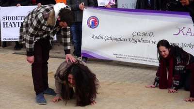 Özgecan protestosunda ağlatan piyes