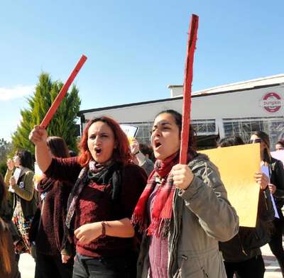 Erkek şiddetini sopa ve çığlıklarla protesto ettiler