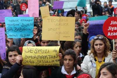 Nusaybin'de kadınlar Özgecan için yürüdü