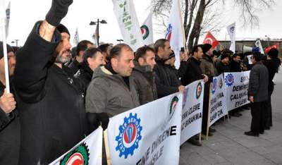 Sivas'ta demir çelik işçilerinden ücret eylemi