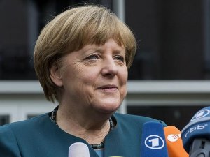 Merkel vize kararından memnun