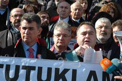 İzmir'de avukatlardan İç Güvenlik Paketi protestosu