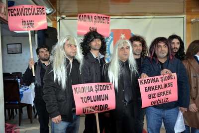 'Kadına şiddet erkeklikse, biz erkek değiliyiz' diyerek kadın perukları taktılar