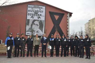 Özgecan için Emniyet Müdürü ile kadın polislerden sessiz eylem