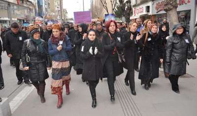 Uşaklı kadınlardan Özgecan eylemi