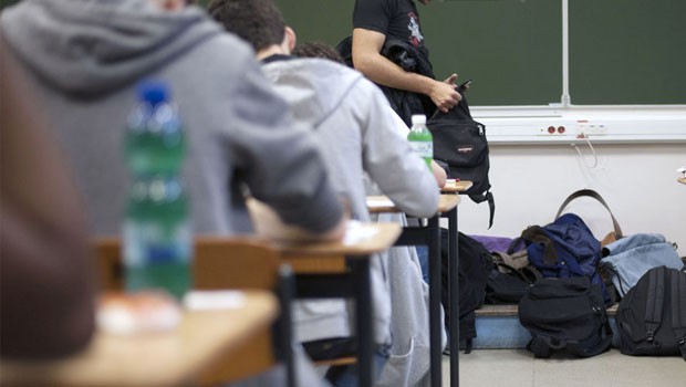 Uzun etek giydiği için okula almadılar