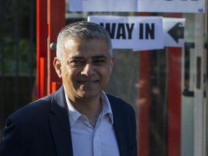 Londra'nın ilk Müslüman belediye başkanı oldu