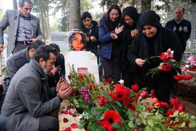 Özgecan'ın anne ve babası ilk kez mezarlıkta; 'Rabbim seni kendisi için yaratmış'
