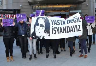 'Liseli kadınlar' pankartının arkasında yürüdüler