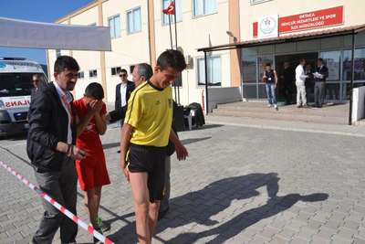Koşuda bunalan öğrenciler baygınlık geçirdi