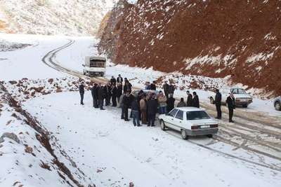 YAPIMI SÜREN YOLUN TAMAMLANMASI İÇİN EYLEM YAPTILAR