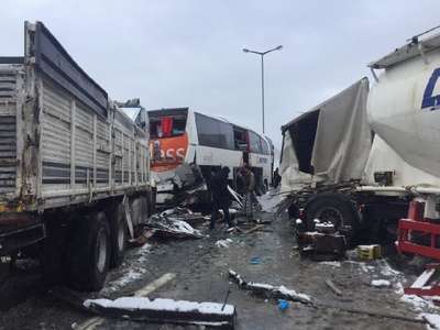 TEM Sakarya geçişinde zincirleme kazalar nedeniyle iki yönlü kapandı