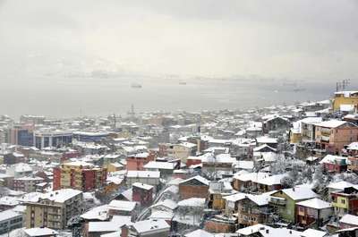 Kartepe'de kar kalınlığı 3 metreye ulaştı
