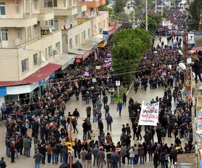 Özgecan için okuduğu üniversitede 15 bin kişi yürüdü (1)