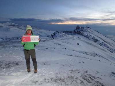 Türk kadın dağcı Kilimanjaro'ya tırmandı