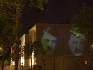 Türk Büyükelçiliği duvarında Erdoğan'ı Hitler yaptılar
