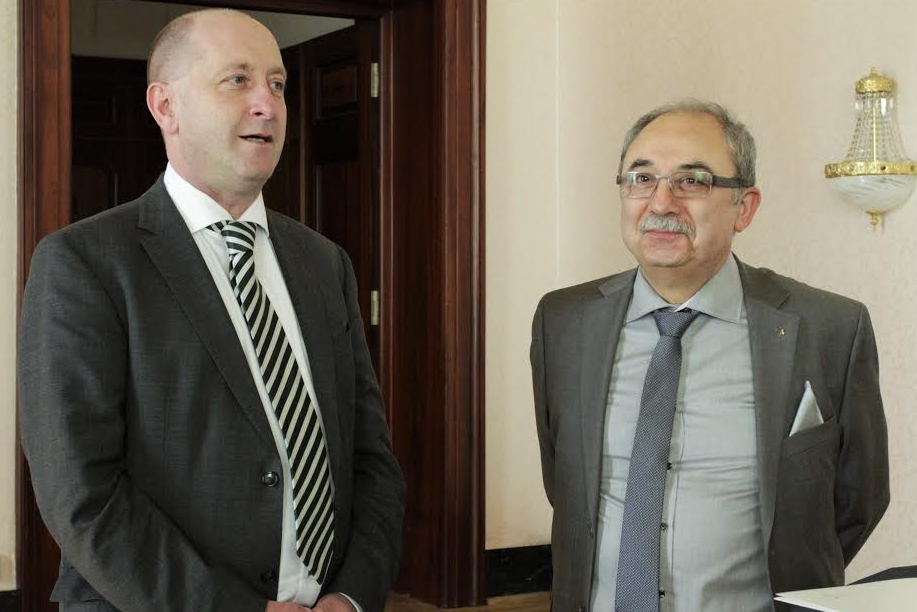 Wiesbaden Belediye Başkanı'ndan Atılay Dumanoğlu’na plaket