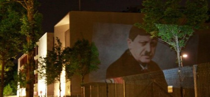 Türk Büyükelçiliği duvarında Erdoğan'ı Hitler yaptılar