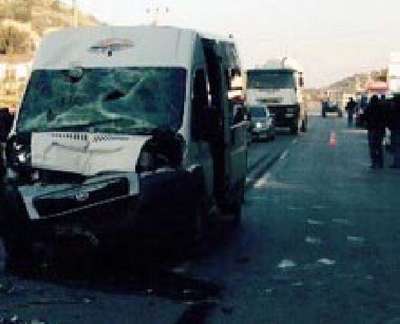 Öğrenci servisi beton mikserine çarptı: 7 yaralı