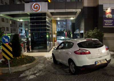 Otomobilin altında kalan yaya ağır yaralandı