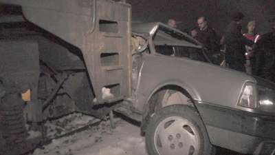 Yük treni hemzemin geçitte otomobile çarptı: 2 yaralı